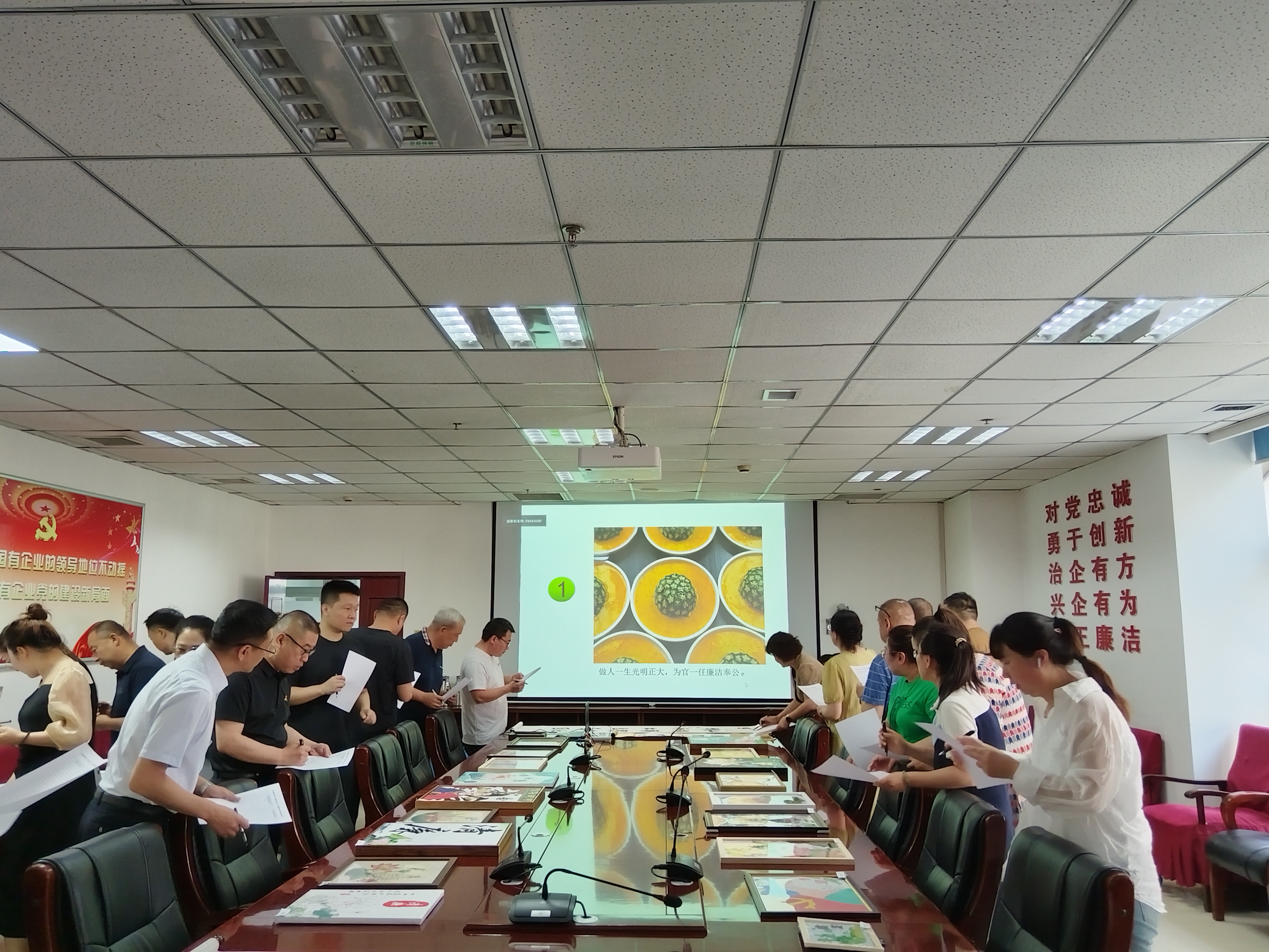 1753259774909687.jpg 开展“廉洁文化月”书画摄影作品展评活动.jpg